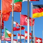 Internationale Flaggen stehen für die gloabe Ausrichtung von KMA. Neben demHauptsitz in Deutschland und einem Tochterunternehmen in China, arbeitet KMA mit einem dichten Netzwerk an Service- und Vertriebspartnern zusammen.