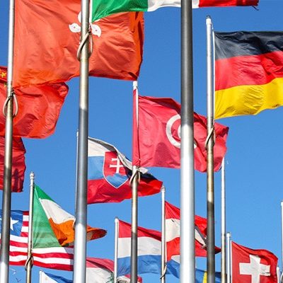 Internationale Flaggen stehen für die gloabe Ausrichtung von KMA. Neben demHauptsitz in Deutschland und einem Tochterunternehmen in China, arbeitet KMA mit einem dichten Netzwerk an Service- und Vertriebspartnern zusammen.