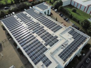 Photovoltaik Anlage auf drei Dächern der KMA Produktionshalle für Klimaneutralität